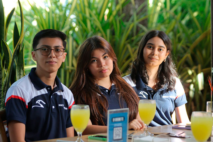 Diego Mora, Joyce Martínez y Johanna Torres